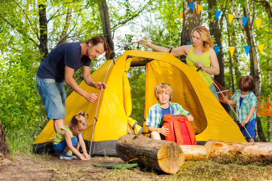 famille en tente de camping dans le Gard 4 etoiles