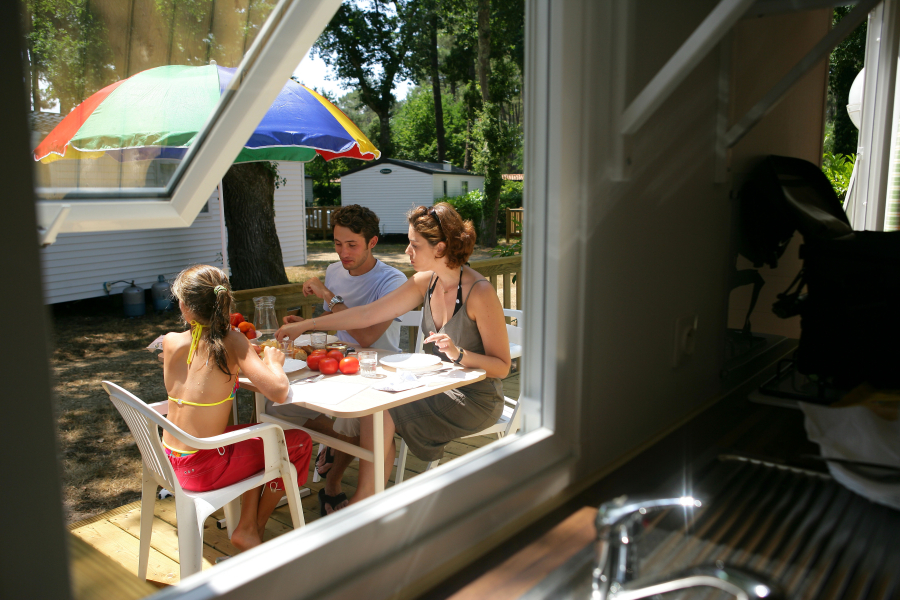 famille en camping Auvergne Puy de Dome 4 etoiles